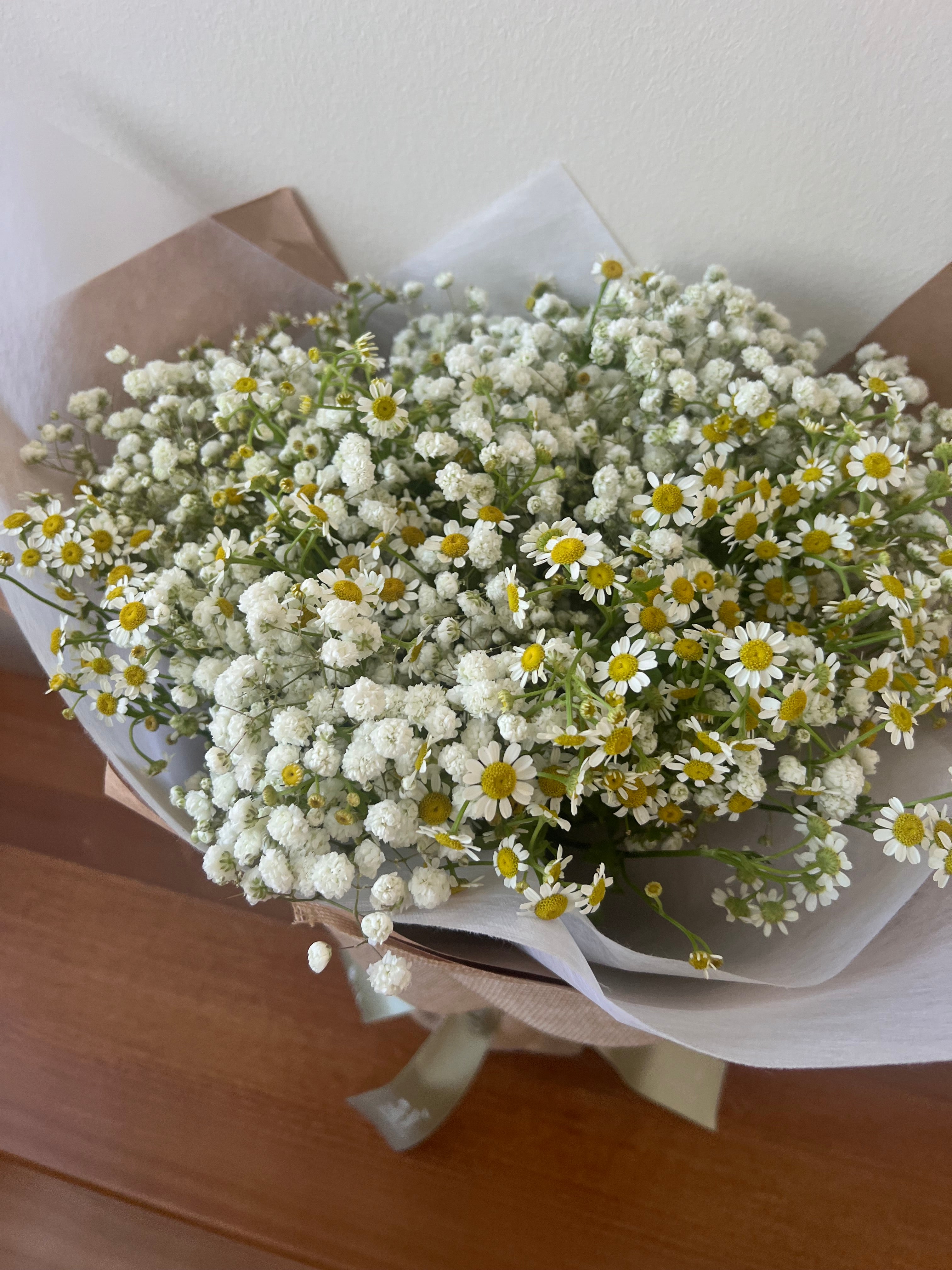 Cate - Baby&#39;s Breath &amp; Tanacetum Bouquet